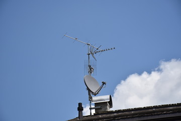 Antenne, Schüssel, Fernsehantenne, UHF, Yagi, Richtantenne, Dach, Schornstein, Rauchfang,...