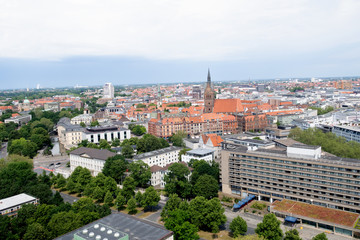 Fototapeta na wymiar hochhäuser und die kirche vom turm des neuen rathaus auf hannover niedersachsen deutschland fotografiert während einer besichtigungstour an einem sonnigen tag