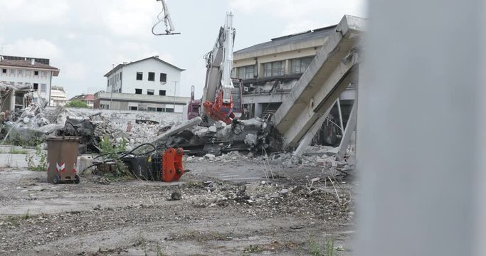 Costruzione industriale in demolizione