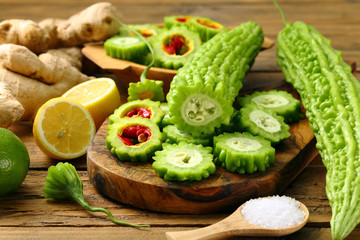 cetriolo amaro sfondo rustico