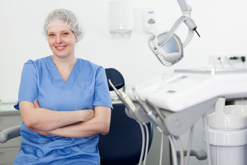 Obraz premium Female dentist is ready to accept client in clinic