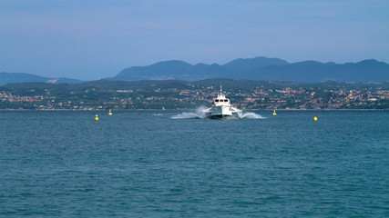 aliscafo sul lago di garda in italia