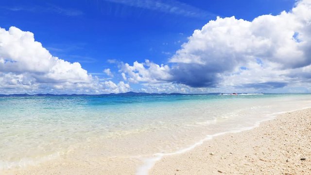 沖縄の美しい海と夏空