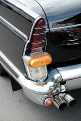 Auspuff mit Chrom einer alten Staatskarosse und Limousine in Schwarz aus Zeiten der DDR und der...