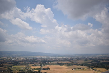 Panorama della campagna e della montagna dalla città medievale di Assisi, Umbria, Italia