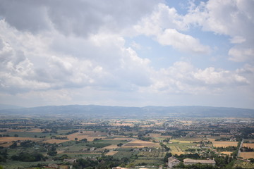 Fototapeta na wymiar Panorama della campagna e della montagna dalla città medievale di Assisi, Umbria, Italia 4 