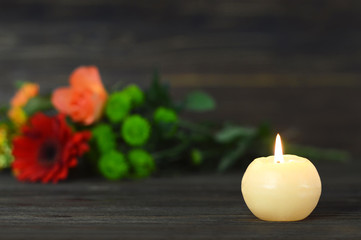 Obraz na płótnie Canvas Sympathy card with memorial candle and flowers