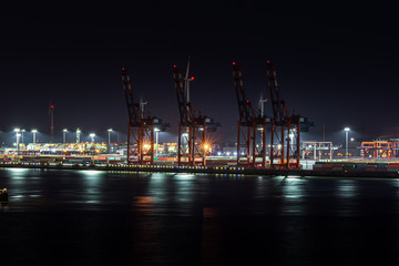 Fototapeta na wymiar Containerbrücken im Hafen von Hamburg in der Nacht