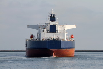 blauer Tanker von hinten