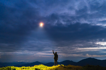 L& 39 OVNI brille sur un homme debout sur la montagne