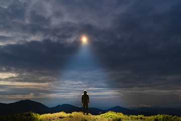 L& 39 OVNI brille sur un homme debout sur la montagne