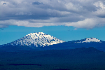 Fototapeta na wymiar snow capped mountain in Oregon