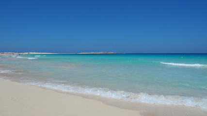 Fototapeta premium Marsa Matruh, Egypt. The amazing sea with tropical blue, turquoise and green colors. Relaxing context. Fabulous holidays. Mediterranean Sea. North Africa. Clean and pristine sea