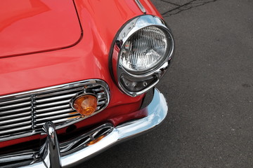 Scheinwerfer und Kühlergrill mit Chrom eines japanischen Roadster und Sportwagen der...