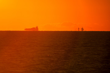 Fototapeta premium 朝焼けの水平線と船影PICT9665