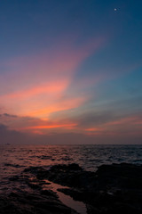 夜明け前。磯と空の月DSC1209