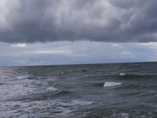 Dunkle Wolken über Ostsee