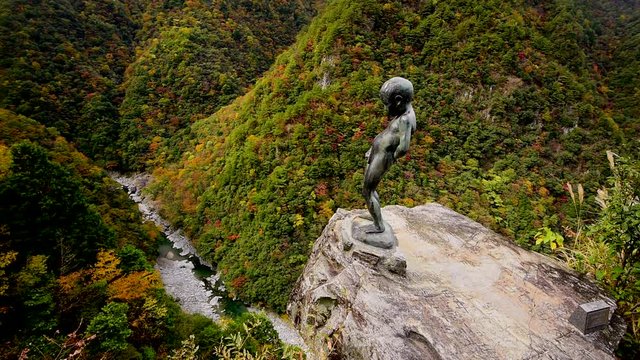 High angle shot of Manneken Pis statue in Iyakei Valley
