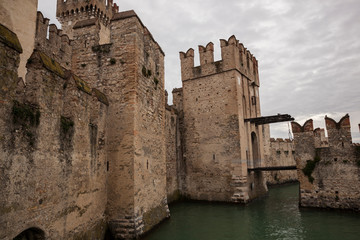 The Scaligero Castle is a fortress  in the historical town of Sirmione beside Lake Garda .