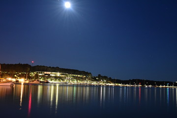 Paesaggio di mare notturno