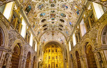 Fototapeta premium Ornate Ceiling Altar Santo Domingo de Guzman Church Oaxaca Mexico