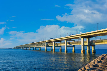 Obraz premium Sky Gate Bridge R na międzynarodowe lotnisko Kansai w Osace w Japonii