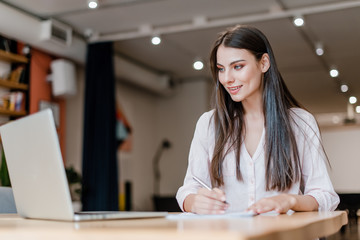 Obraz premium business woman working in the office with laptop and signing papers