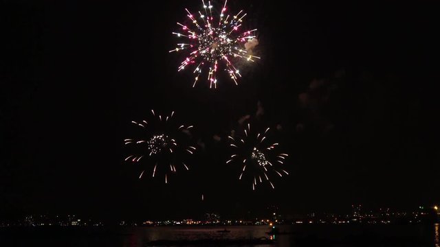 打ち上げ花火　広島みなと 宇品　花火大会 / Japanese fireworks in Hiroshima city with reflections on the sea, 4K