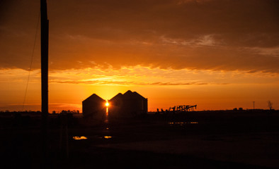 Fototapeta na wymiar sunset in America over farm land