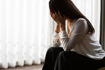 悩む女性