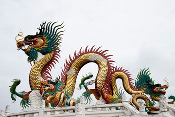 Obraz premium Chinese golden dragon statue isolated on white background.