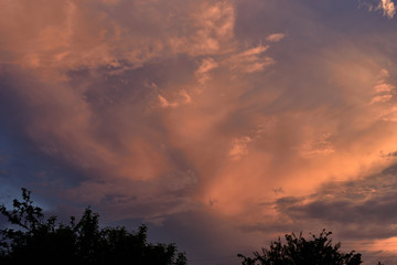 Obraz na płótnie Canvas The clouds are lit by the setting sun.