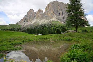 Langkofel Bergmassiv mit Spiegelung, Dolomiten, Südtirol, Italien, Europa