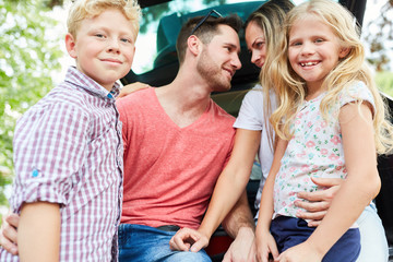 Harmonische Familie und Kinder im Auto