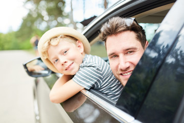 Vater und Sohn im Auto vor der Reise