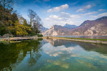 Fototapeta na wymiar Berge am See im frühling - Traunsee in Österreich