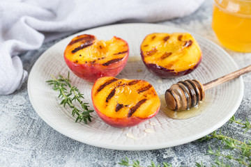 Summer dessert: Cooking Ripe grilled peaches with honey