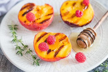 Summer dessert: Cooking Ripe grilled peaches with honey