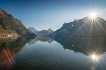 Sonnenaufgang über dem See in den Bergen - Traunsee in Österreich