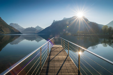 Sonnenaufgang über dem See in den Bergen - Traunsee in Österreich