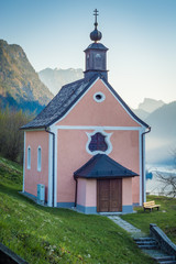 Fototapeta na wymiar Kirche auf dem Berg in Ebensee - Alpen in Österreich