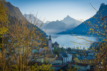 Blick über Ebensee am Traunsee mit Bergen - Alpen in Österreich