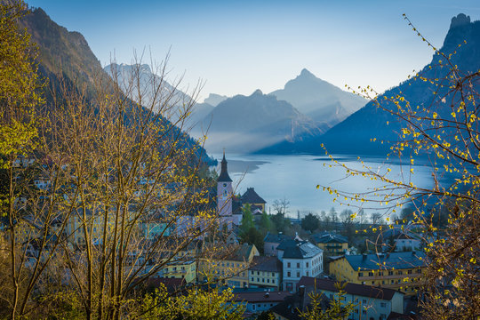 Blick &uuml;ber Ebensee am Traunsee mit Bergen - Alpen in &Ouml;sterreich