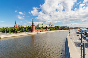 Obraz premium View of Moscow Kremlin and embankments of Moskva river in sunny summer morning against blue sky with white clouds