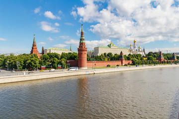 Obraz premium Moscow Kremlin and Moskva river at sunny summer morning against blue sky with white clouds