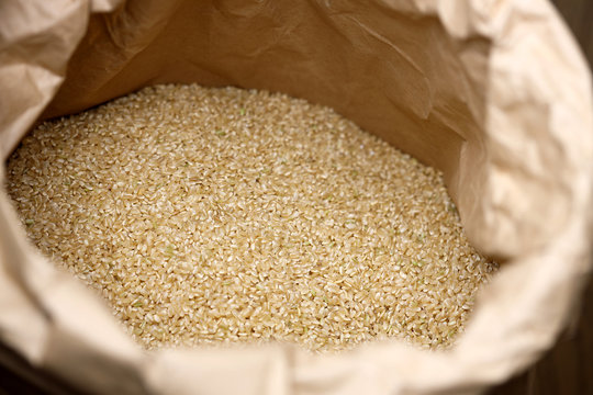 米袋に保存されている玄米