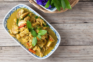 Green curry (Kaeng kheiyw hwan)