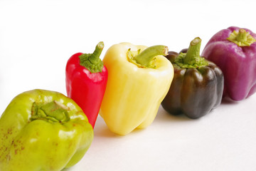 斜めに並んだ五つのカラーピーマン