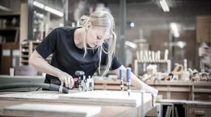 junger Schreiner bei der Arbeit