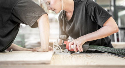 zwei junge Schreiner arbeiten im Team